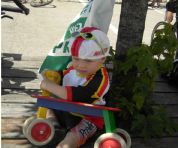de jongste supporter aan de aankomst tijdens de marmotte 2009