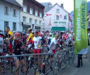 Fietsen in de Alpen aan de start van de Marmotte (4 juli 2009)